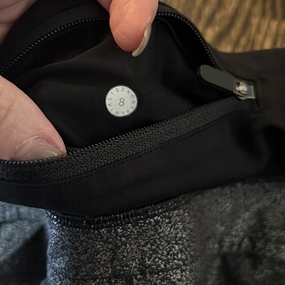 Lululemon 4” shorts size 8 - Picture 3 of 3